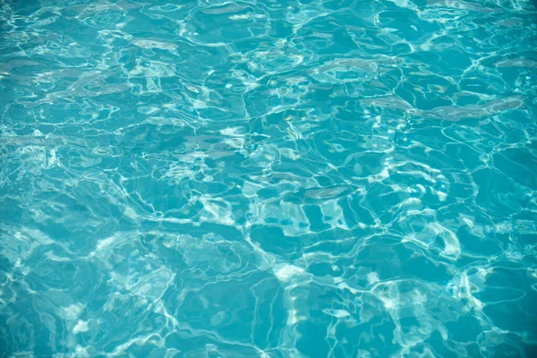 Onda ondulata astratta e chiara superficie dell'acqua turchese in piscina, onda d'acqua blu per sfondo e design astratto. — Foto Stock