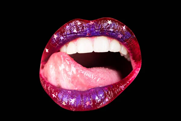 Seksi dolgun dudaklar. Dudak parlatıcısı ve kadın ağzı. Şehvetli dudaklar. — Stok fotoğraf