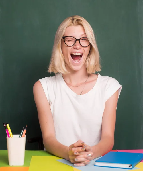 Gelukkige grappige leraar knipoogt. Portret van jonge blanke vrouwelijke leraar of student. Vrolijke leraar op les. Onderwijs. — Stockfoto