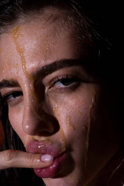 Retrato de estudio de una hermosa mujer elegante. Modelo de alta moda. —  Fotos de Stock