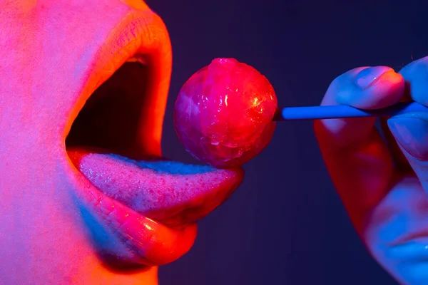 Seksi oral seks sembolü. Seksi ağız yalayan lolipop, kırmızı kadın parlak dudaklar ve pembe şeker lolipop.. — Stok fotoğraf