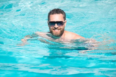 Yaz hafta sonu ve boş zaman. Yüzme havuzunda yakışıklı bir adam. Havuz partisi.