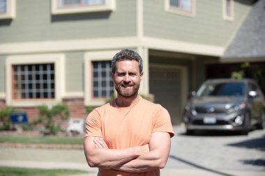 Evin önünde duran mutlu adam. Kendinden emin iş adamı..