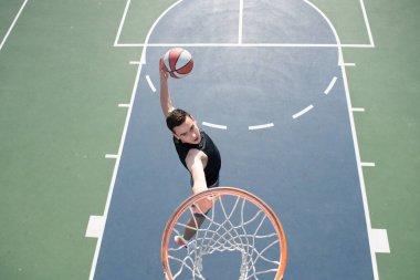 Kafkas basketbol takımının oyuncusu iş başında, hareket halinde. Spor, hareket, enerji ve dinamik, sağlıklı yaşam tarzı kavramı. Çalışıyorum, çalışıyorum..