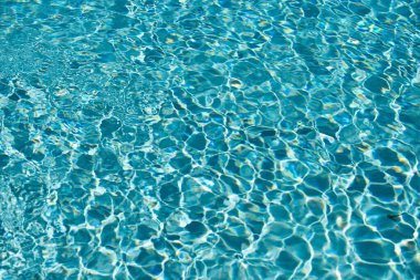 Soyut dalgalanma dalgası ve yüzme havuzunda berrak turkuaz su yüzeyi, arka plan ve soyut tasarım için mavi su dalgası.