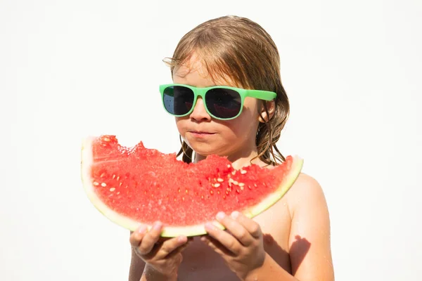 Engraçado criança surpreendida come melancia perto da piscina, isolado em branco. — Fotografia de Stock