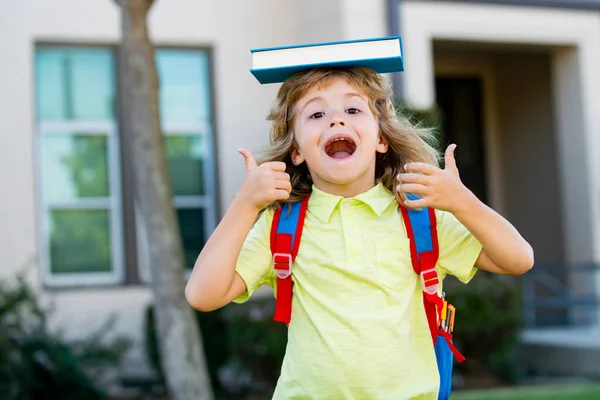 Schulkind in der Schule. Schuljunge auf dem Weg zurück zur Schule. Bildungskonzept für Kinder. — Stockfoto