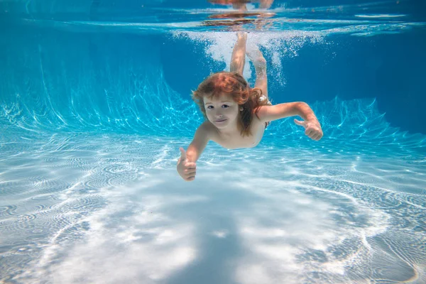 Unterwasser-Junge schwimmt unter Wasser im Schwimmbad. — Stockfoto