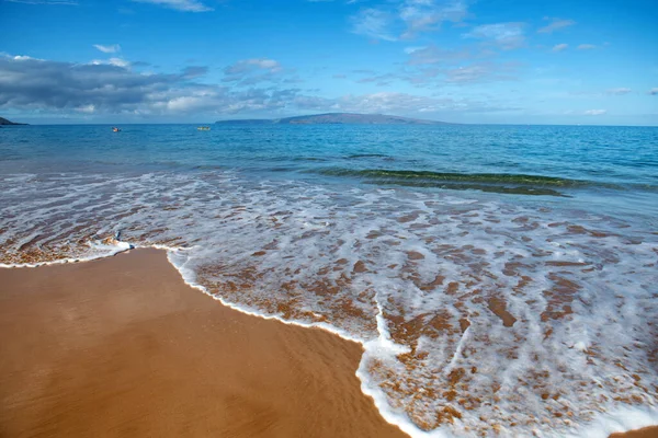 Liburan musim panas di pantai tropis. Pantai surga dengan pasir dan air laut yang jernih. Latar belakang pantai laut. — Stok Foto