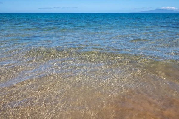 Havsabstrakt eller krusade vatten konsistens bakgrund. Lugn vattenytstruktur med stänk och vågor. Abstrakt natur bakgrund. Yta av blått havsvatten. — Stockfoto