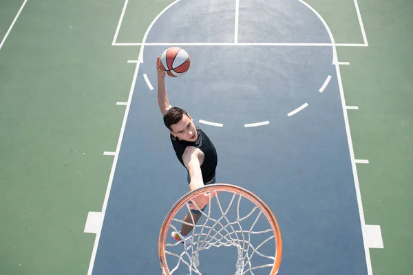 Kaukasiska basketspelare i aktion, rörelse i hopp. Begreppet idrott, rörelse, energi och dynamisk, hälsosam livsstil. Utbildning, träning. — Stockfoto