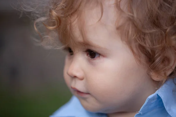 Retrato infantil caucásico de cerca. Cara de niños. —  Fotos de Stock