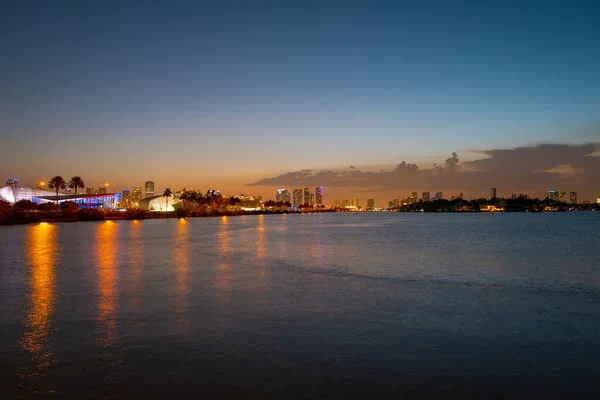 Miami város. Miami városkép alkonyatkor felhőkarcolókkal a tenger felett. Éjszaka a belvárosban.. — Stock Fotó