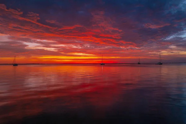 Calm sea with sunset sky and sun through the clouds over. Ocean and sky background, seascape bali. — Foto Stock