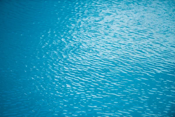 Onda ondulata astratta e chiara superficie dell'acqua turchese in piscina, onda d'acqua blu per sfondo e design astratto. — Foto Stock