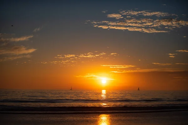 Puesta de sol en el mar. Salida del sol en la playa. Colorido océano playa amanecer. — Foto de Stock