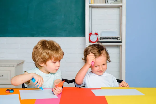 Um pouco pronto para estudar. Crianças engraçadas da escola primária. Crianças educação engraçada. Crianças pré-escolares se divertindo na sala de aula. Crianças prontas para a escola. — Fotografia de Stock