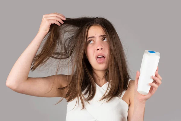 洗发水和头发脱落的女人担心头发脱落. — 图库照片