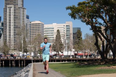 Yazın koşan sporcu. Şehir koşusu.