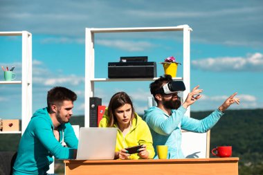 İş ekibi VR gözlük kullanıyor. Dijital teknolojiler. İş yeniliği. Sanal iş. Çevrimiçi iş kavramı.