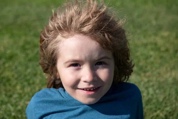 Дитячий портрет, крупним планом милий дитина на траві в парку . — стокове фото