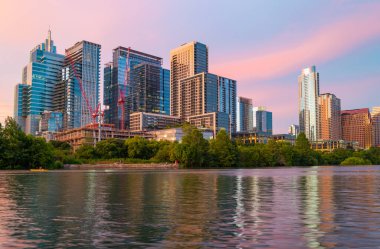 Austin Teksas 'ın günbatımı açık gökyüzü boyunca yaz akşamı şehir merkezindeki gökyüzü boyunca güneş....