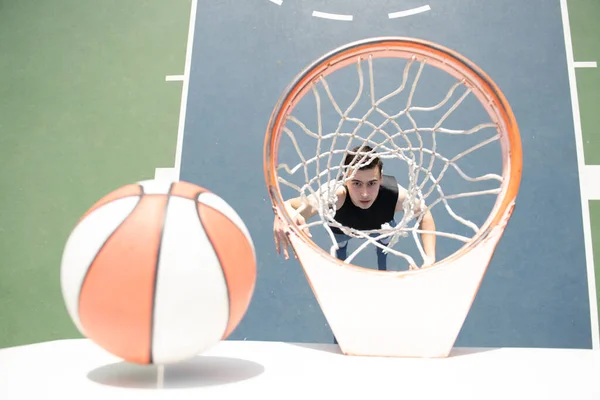 Basketbolcu. Spor ve basketbol. Adam zıplar ve topu sepete atar.. — Stok fotoğraf
