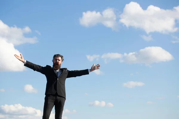Hombre de traje levantando la mano sobre el fondo del cielo. Aventura por la libertad y concepto de victoria empresarial. Negocios exitosos y libertad. — Foto de Stock