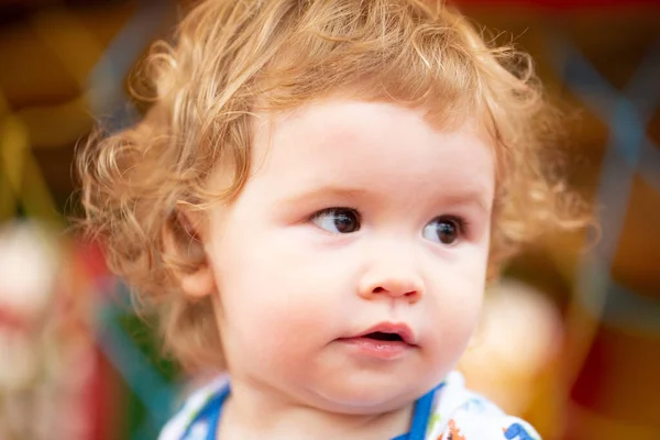 Το αστείο παιδικό πρόσωπο από κοντά. Παιδικό πορτρέτο κεφαλής μωρού. — Φωτογραφία Αρχείου