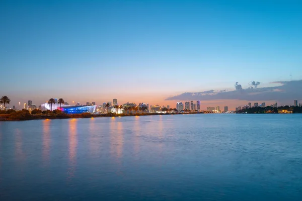 Miami, Florida skyline paesaggio urbano sulla Biscayne Bay. Panorama al tramonto con grattacieli urbani e ponte sul mare con riflessione. — Foto Stock