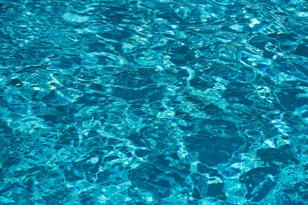 Onda ondulada abstracta y superficie de agua turquesa transparente en la piscina, ola de agua azul para el fondo y diseño abstracto. —  Fotos de Stock