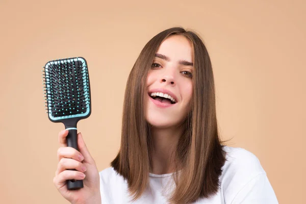 髪を磨く。櫛でストレートナチュラルヘアブラッシング若い女性の肖像画。女の子はヘアブラシで長い健康な髪を持っています。ヘアケア美容コンセプト. — ストック写真