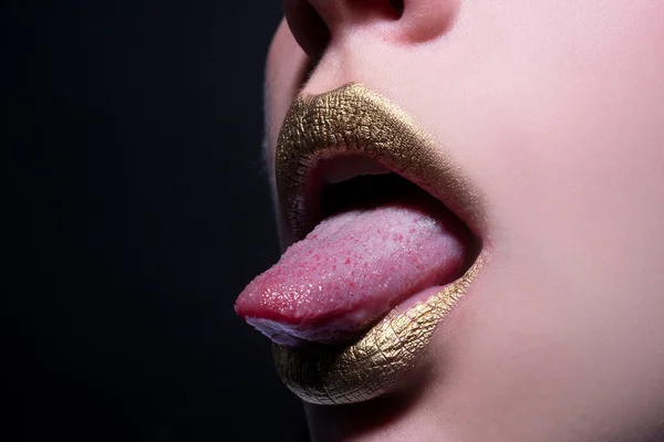 Χείλη. Ένα μέρος του γυναικείου προσώπου από κοντά. Σέξι παχουλό χείλος με μακιγιάζ. Χείλη, κόκκινο κραγιόν, στόμα απομονωμένο. Σέξι κοριτσίστικο στόμα από κοντά. Αισθησιακή γλώσσα στο στόμα μιας νεαρής γυναίκας. Καλλυντικά και κοσμετολογία. — Φωτογραφία Αρχείου