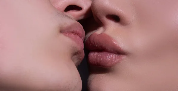 Un beso sensual de cerca. Un beso sexy. Placer oral. Un par de chicas besando labios de cerca. Tacto labial sensual. Pasión y sensual. —  Fotos de Stock