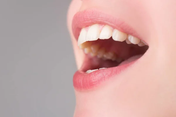 Cuidado dental. Hermosa joven sonrisa. Fondo de salud dental. —  Fotos de Stock