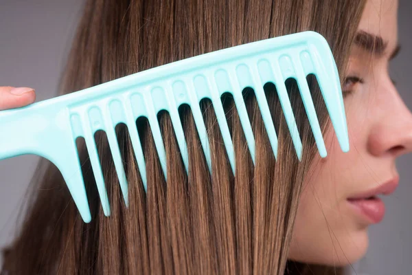 Gros plan femme peignage cheveux. Peigne de cheveux macro peigne les cheveux. Concept de soins capillaires. — Photo