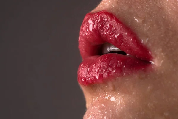 Sexy volle lippen. Glans van lippen en vrouwenmond. Sensuele lippen. Sexy nat rood lippen van jonge vrouw close-up. — Stockfoto