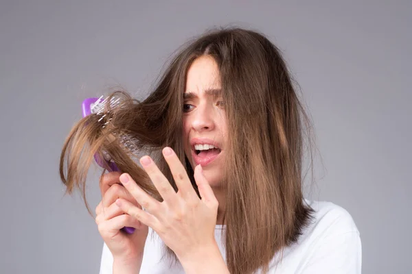 Leczenie wypadania włosów. Portret kobiety z grzebieniem i problematycznymi włosami. — Zdjęcie stockowe