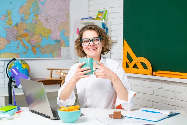 Leraar in de klas op school. Meisje student of vrouw leraar portret. — Stockfoto