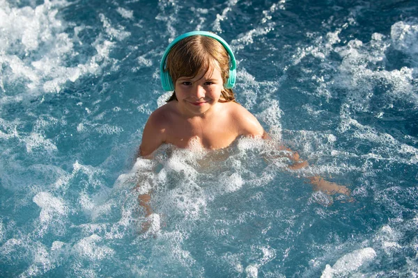 Feliz niño jugando en la piscina. Concepto vacaciones de verano. Jacuzzi. —  Fotos de Stock