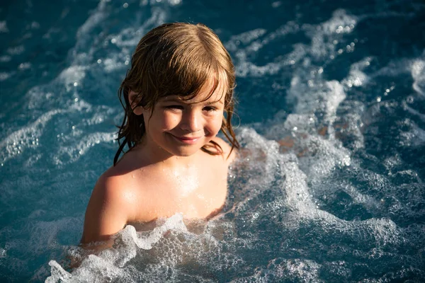 Дети плавают. Детский летний отдых в бассейне. — стоковое фото