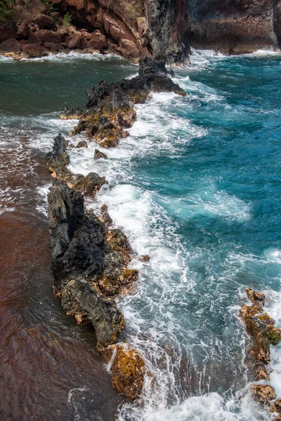 Rocce sulla spiaggia, vista di una costa rocciosa sull'oceano. — Foto Stock