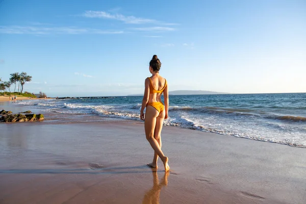 Femme marchant sur la mer nature. Méditation calme divin à travers. Lumière d'été. Vue arrière. — Photo