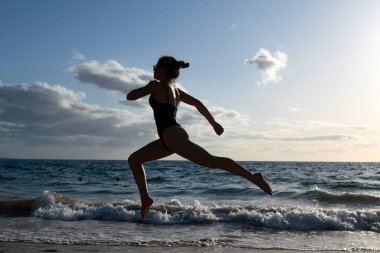 Silueti olan bir kadın. Kadın kilo verme kavramı.