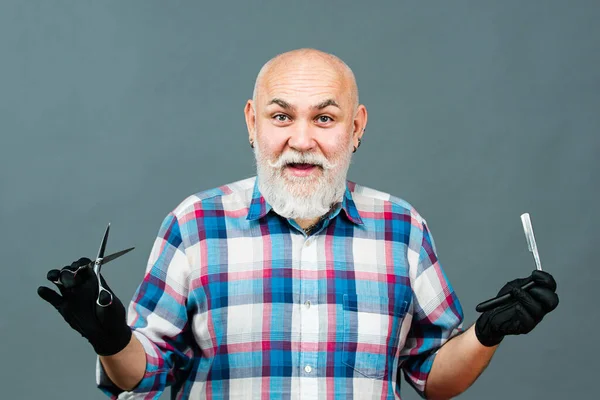 Portret stylowego brodatego mężczyzny z szarą brodą z wąsami. Stary fryzjer z nożyczkami i brzytwą. Vintage fryzjer, golenie. — Zdjęcie stockowe