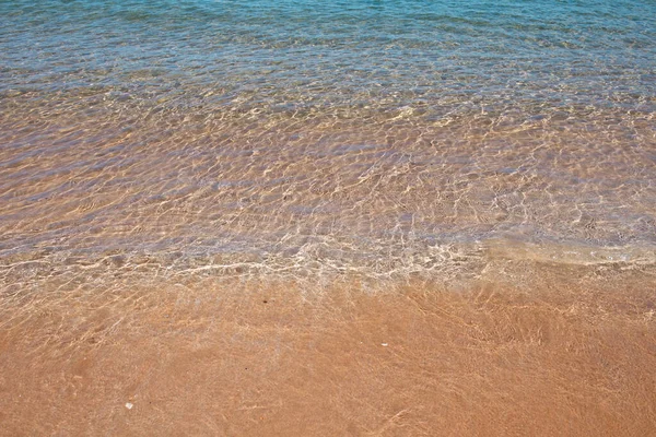 Παραλία με χρυσή άμμο, τυρκουάζ νερά του ωκεανού. Πανοραμική θέα στη θάλασσα. Φυσικό φόντο για τις καλοκαιρινές διακοπές. — Φωτογραφία Αρχείου