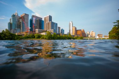 Austin, Teksas, ABD Colorado Nehri üzerinde ufuk çizgisi.