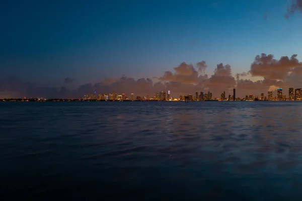 Miami o zachodzie słońca. Miami Florida, kolorowa panorama Macarthur Causeway. — Zdjęcie stockowe