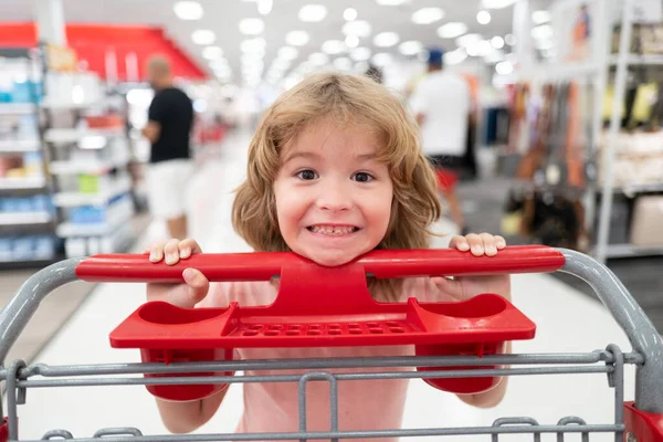 Ребенок с корзиной покупает еду в продуктовом магазине. Дети покупают продукты в супермаркете. — стоковое фото