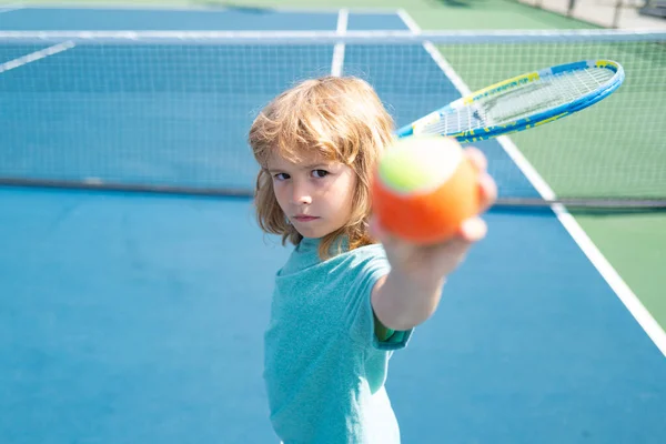 테니스 대회에 나갔던 남자 애. 손으로 테니스를 연습하는 어린이. — 스톡 사진